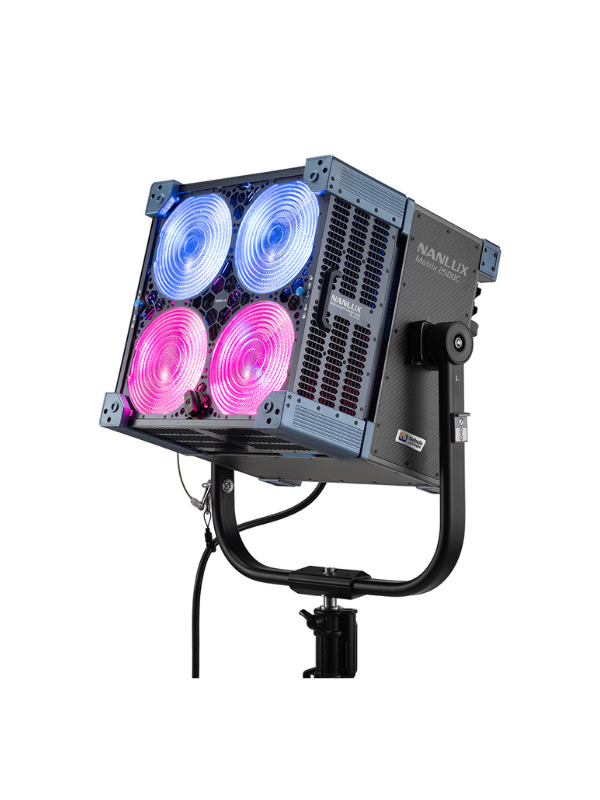 Nanlux Matrix 2500C - Foco LED RGB Multifuente 2500W con Lente Fresnel + Flight Case